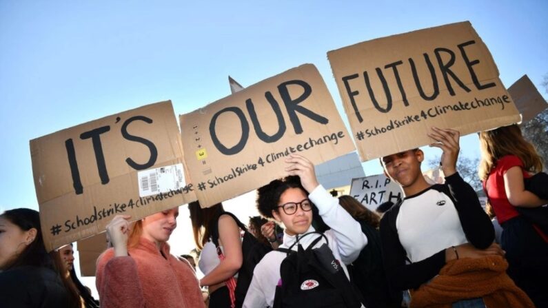 Jovens manifestantes seguram cartazes enquanto participam de um protesto contra as mudanças climáticas em frente às Casas do Parlamento, no centro de Londres, em 15 de fevereiro de 2019. (Ben Stansall/AFP via Getty Images)
