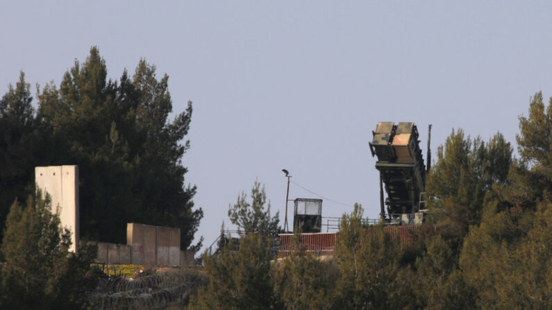 Uma bateria de mísseis terra-ar Patriot é fotografada perto da fronteira com o Líbano, no norte de Israel, em 18 de fevereiro de 2022 (Foto: JALAA MAREY/AFP via Getty Images)
