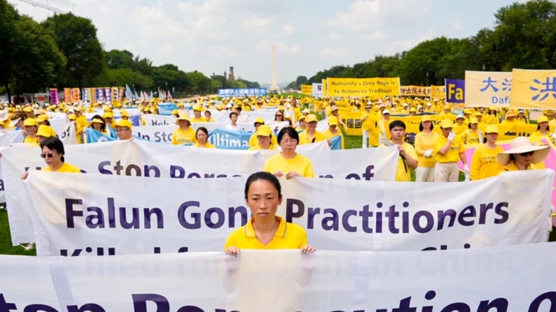 Praticantes do Falun Gong pedem o fim da perseguição ao grupo espiritual na China, durante um evento que marca os 24 anos do início da perseguição, no Capitólio, em 20 de julho de 2023. (Samira Bouaou/The Epoch Times)