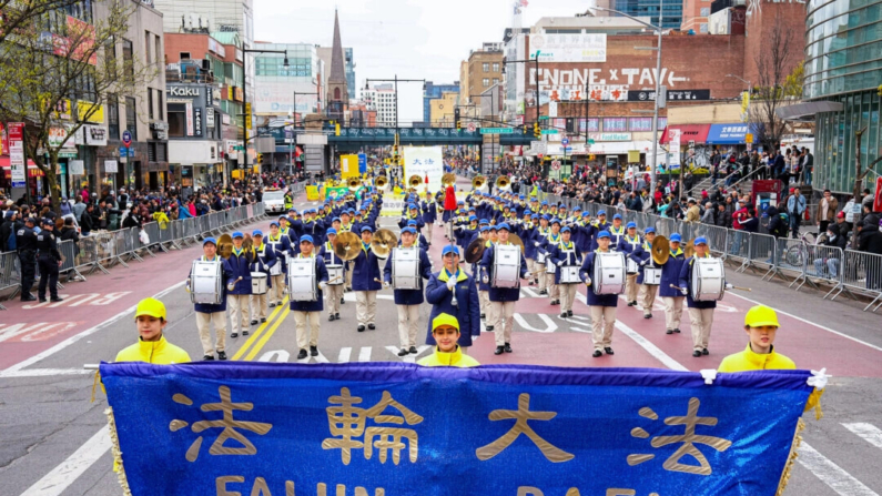 Praticantes de Falun Gong participam de um desfile para pedir o fim da perseguição de sua fé na China, no bairro de Flushing, Queens, Nova Iorque, em 21 de abril de 2024. (Larry Dye/The Epoch Times)
