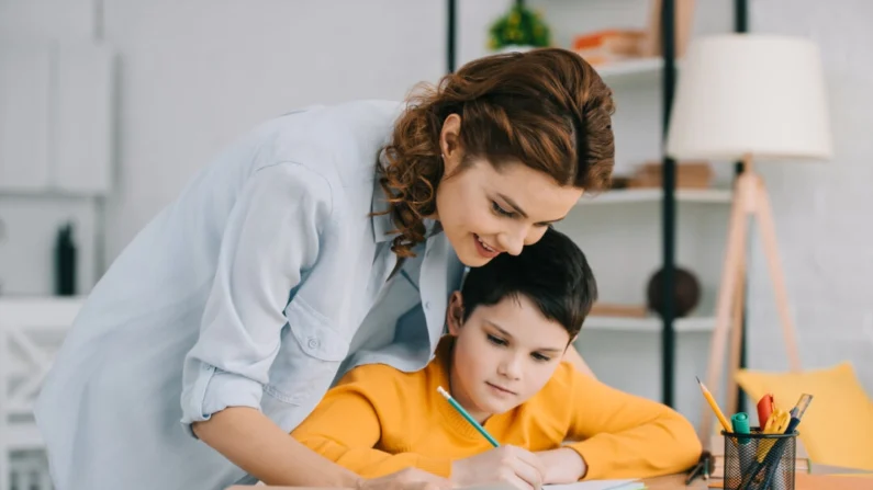 Os pais que ensinam em casa e que aprendem junto com os filhos também costumam compartilhar seu entusiasmo (Estúdios LightField/Shutterstock)
