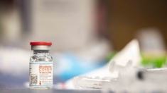 Médico legista investiga ligação da vacina Moderna com a morte de uma mulher