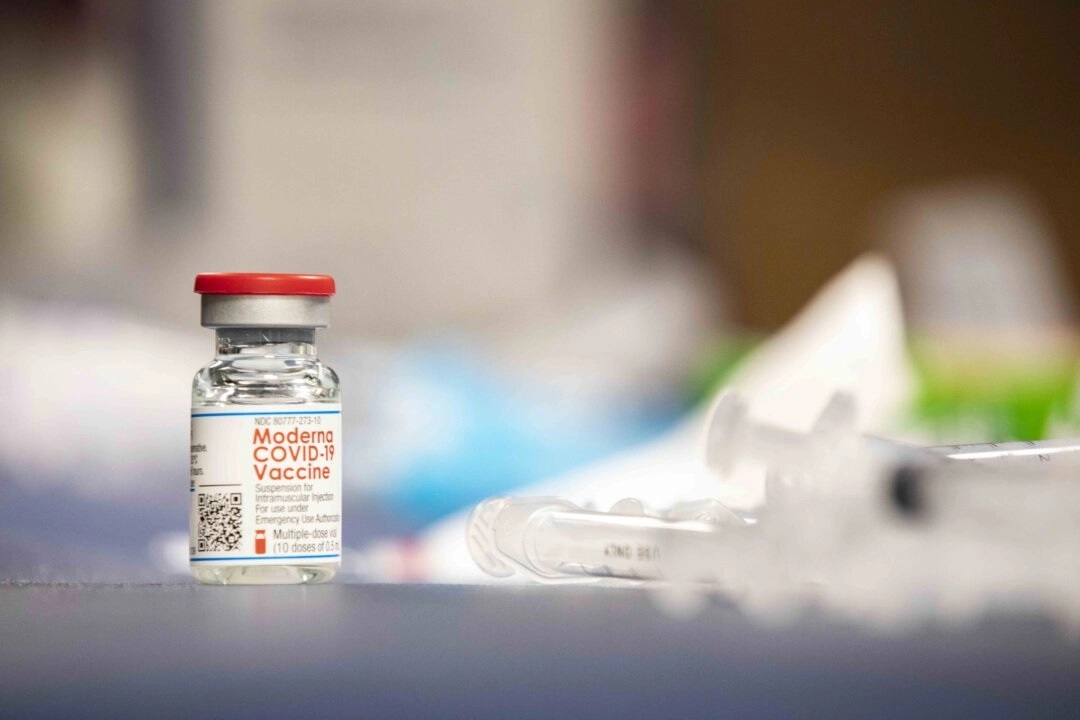 Médico legista investiga ligação da vacina Moderna com a morte de uma mulher