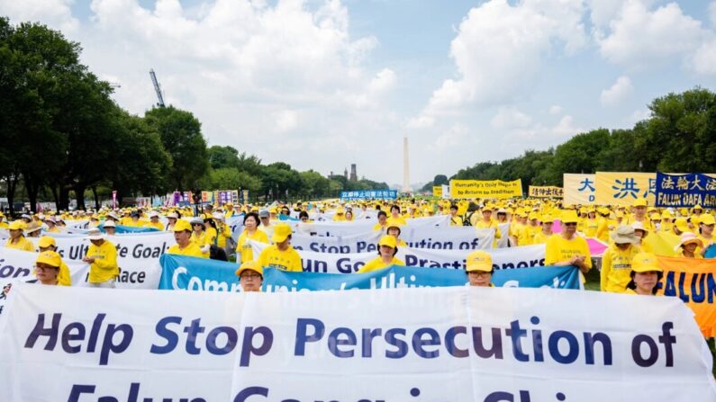 Praticantes do Falun Gong participam de uma manifestação para marcar o 24º aniversário da perseguição da disciplina espiritual no National Mall em Washington em 20 de julho de 2023. (Samira Bouaou/The Epoch Times)
