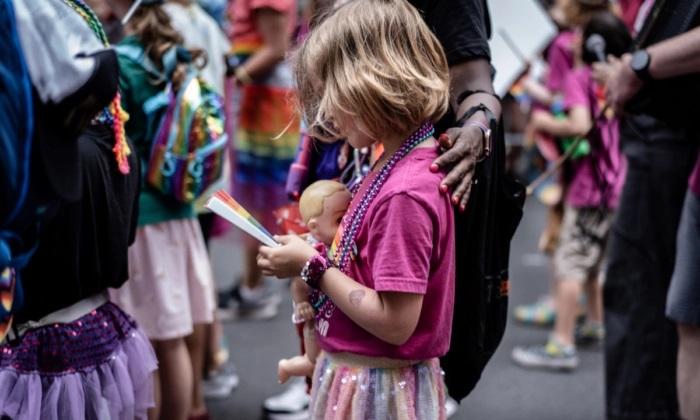 Uma jovem na Marcha do Orgulho de Nova Iorque, realizada anualmente na cidade de Nova Iorque em 25 de junho de 2023. (Samira Bouaou/The Epoch Times)
