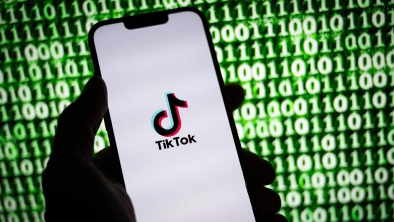O logotipo do TikTok em um smartphone em Mulhouse, no leste da França, em 30 de outubro de 2023. (Sebastien Bozon/AFP via Getty Images)
