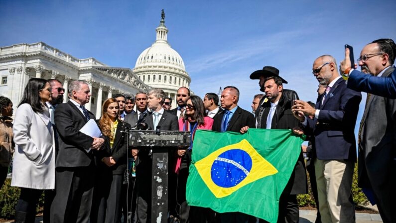 Marcel Van Hatten, membro da Câmara dos Deputados do Brasil, fala em uma coletiva de imprensa sobre "Brasil: Democracy, Freedom, and Rule of Law Under Attack?" do lado de fora do Capitólio dos EUA em Washington, D.C., em 12 de março de 2024. (Mandel Ngan/AFP via Getty Images)