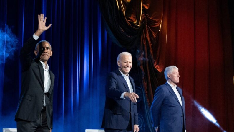 O ex-presidente dos EUA, Barack Obama, o presidente dos EUA, Joe Biden, e o ex-presidente dos EUA, Bill Clinton, participam de um evento de arrecadação de fundos de campanha no Radio City Music Hall, em Nova York, em 28 de março de 2024. (Brendan Smialowski/AFP via Getty Images)