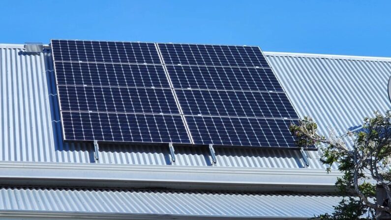 Painéis solares são vistos em um telhado em Albany, Austrália Ocidental, em 29 de março de 2024. (Susan Mortimer/The Epoch Times)
