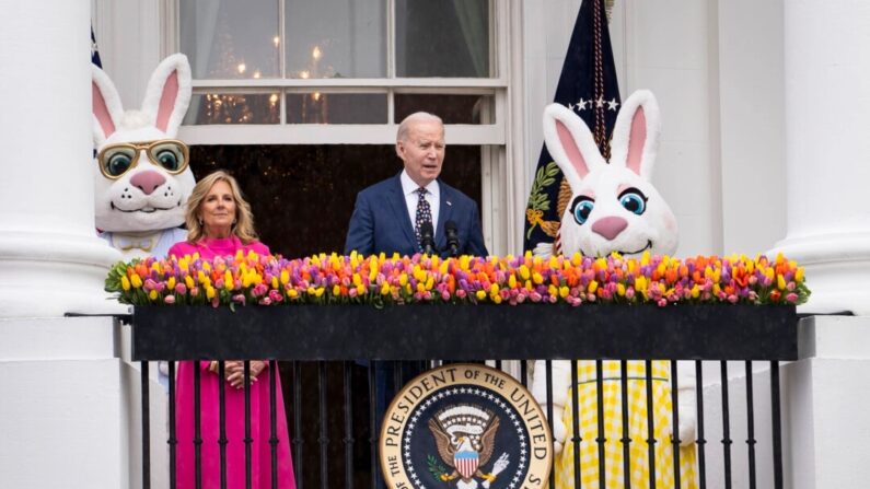 O presidente Joe Biden e a primeira-dama Jill Biden falam durante o Easter Egg Roll da Casa Branca no gramado sul da Casa Branca em 1º de abril de 2024. (Madalina Vasiliu/The Epoch Times)
