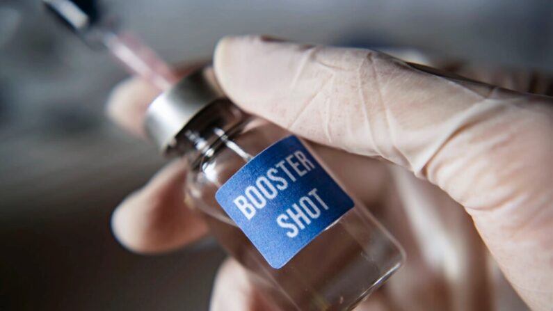 Dose de reforço da vacina contra COVID (Wachiwit/Shutterstock)