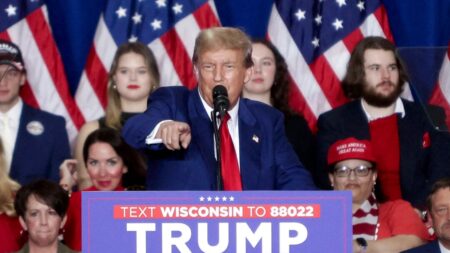 Trump desafia Biden para um debate e apoia candidato ao Senado em Wisconsin