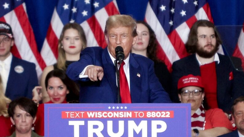 Ex-presidente e candidato presidencial em 2024, Donald J. Trump, discursa durante um comício de campanha no Hyatt Regency em Green Bay, Wisconsin, em 2 de abril de 2024. (Alex Wroblewski/AFP via Getty Images)
