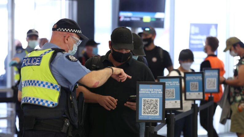 Passageiros recém-chegados escaneiam QR codes de registro de chegada no terminal doméstico da Qantas em 05 de fevereiro de 2022 em Perth, Austrália. (Foto de Paul Kane/Getty Images)