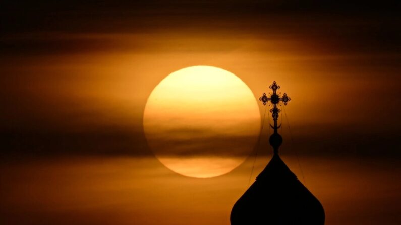 O sol se põe atrás da cúpula da catedral de Cristo Salvador, a principal igreja ortodoxa russa, no centro de Moscou, em 25 de outubro de 2022. (Natalia Kolesnikova/AFP via Getty Images)
