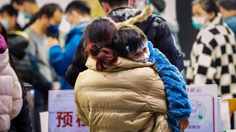Pacientes aguardam para ver os médicos em uma clínica de febre do Hospital Popular de Dongguan em Dongguan, Província de Guangdong, China, em 20 de dezembro de 2022. (VCG/VCG via Getty Images)