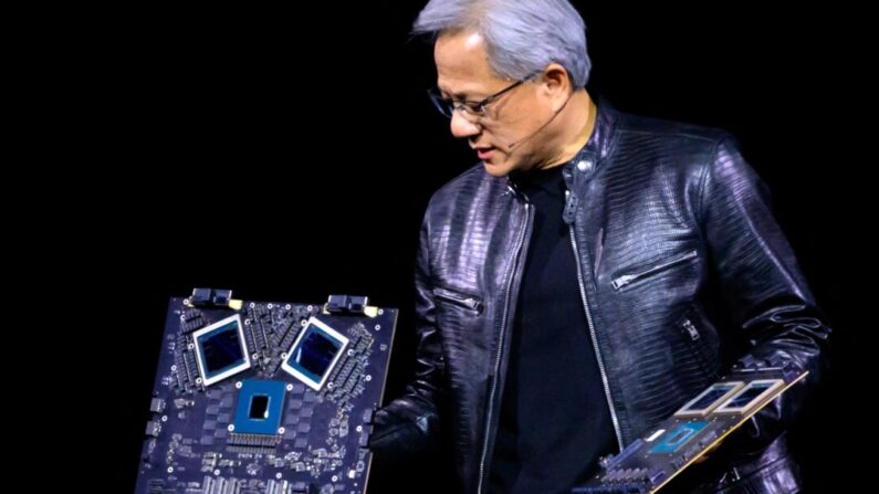 O CEO da NVIDIA, Jensen Huang, exibe produtos no palco durante a Conferência anual de Inteligência Artificial Nvidia GTC no SAP Center em San Jose, Califórnia, em 18 de março de 2024. (Josh Edelson/ AFP via Getty Images)