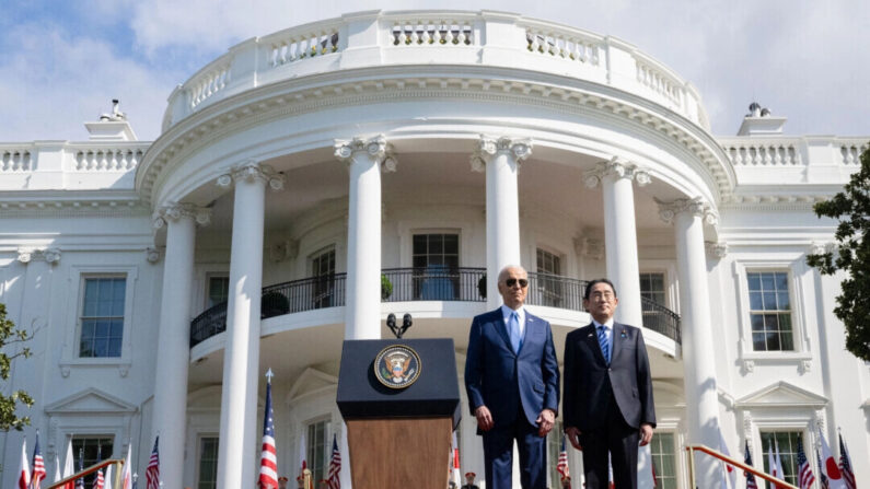 O Presidente Joe Biden e o Primeiro-Ministro japonês Fumio Kishida participaram de uma cerimônia oficial de chegada na Praça Sul da Casa Branca em 10 de abril de 2024. (Andrew Caballero-Reynolds/AFP via Getty Images)
