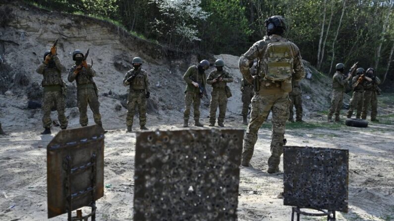 Membros do batalhão siberiano das Forças Armadas da Ucrânia participam de um exercício de treinamento militar em um campo de tiro na região de Kiev em 10 de abril de 2024. (Genya Savilov/AFP via Getty Images)
