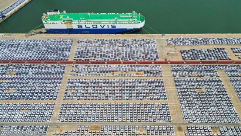 Fileiras de carros que serão exportados no porto de Yantai, na província oriental de Shandong, na China, em 1º de junho de 2023. (STR/AFP via Getty Images)
