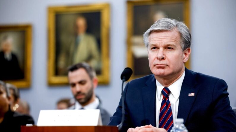O diretor do FBI, Christopher Wray, depõe perante o Comitê de Apropriações da Câmara no Capitólio, em Washington, em 11 de abril de 2024. (Julia Nikhinson/Getty Images)
