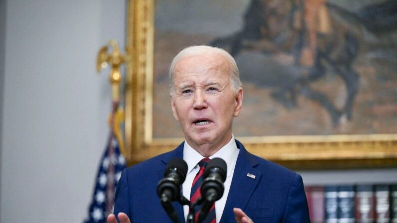 O presidente Joe Biden fala sobre o colapso da ponte de Baltimore na Sala Roosevelt da Casa Branca em 26 de março de 2024. (Pedro Ugarte/AFP via Getty Images)
