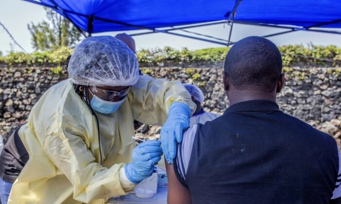 Um homem recebe a vacina contra o Ebola de uma enfermeira do lado de fora do Centro de Saúde Afia Himbi, em Goma, Congo, em 15 de julho de 2019. (Pamela Tulizo/AFP via Getty Images)
