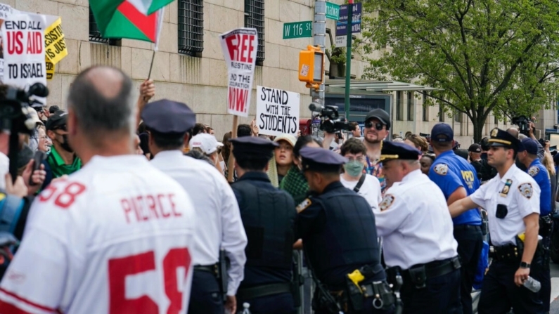 A polícia controla barricadas do lado de fora da Universidade de Columbia depois que uma mulher manifestante foi presa em Nova York em 29 de abril de 2024. (Enrico Trigoso / The Epoch Times)
