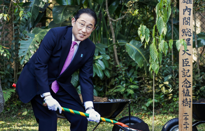 O primeiro-ministro do Japão, Fumio Kishida (à esquerda), planta uma árvore durante sua visita ao Pavilhão Japonês no Parque Ibirapuera, em São Paulo, no sábado (EFE/ Sebastião Moreira)