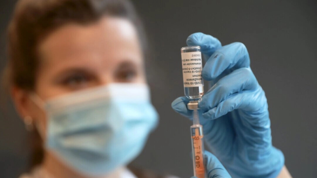 Pessoas que sofreram danos pela vacina contra a COVID-19 foram forçados a desistir da ação legal contra a AstraZeneca