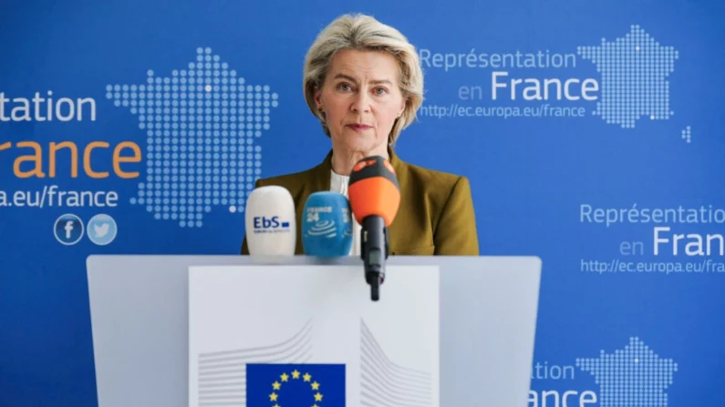 A Presidente da Comissão Europeia, Ursula von der Leyen, faz um discurso à imprensa na representação francesa da Comissão Europeia em Paris em 6 de maio de 2024. (Dimitar Dilkoff/AFP via Getty Images)
