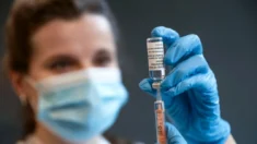 AstraZeneca inicia retirada mundial da vacina contra COVID-19