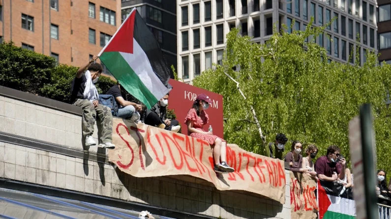 Manifestantes na Universidade Fordham em Nova Iorque, 1º de maio de 2024. (Enrico Trigoso/The Epoch Times)