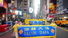 Milhares de pessoas participam do desfile em Nova Iorque para comemorar o Dia Mundial do Falun Dafa e rejeitar o comunismo