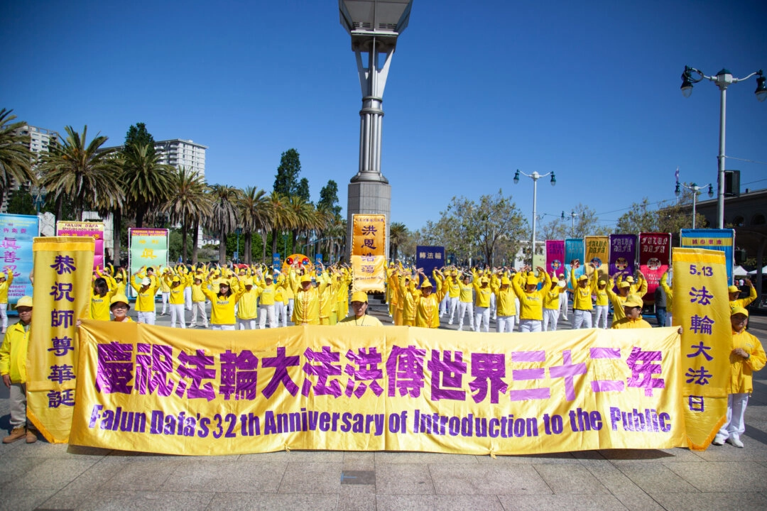 Desfile em São Francisco celebra o 32º Aniversário do Falun Dafa