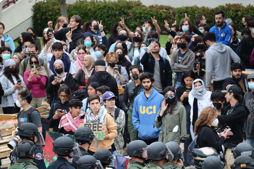 Quase metade dos presos no protesto pró-Palestina da UC Irvine não tinham ligação com a universidade