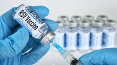 FDA aprova primeira vacina de mRNA para vírus respiratório em idosos