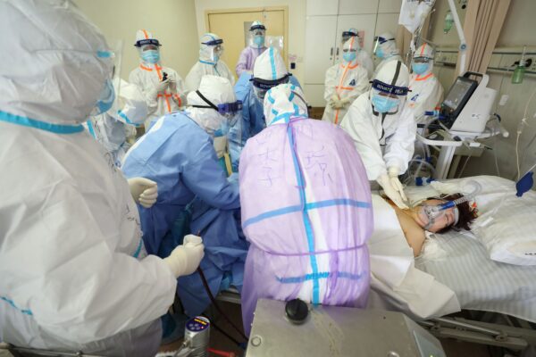 Uma paciente infectada com o vírus CCP recebe tratamento com oxigenação por membrana extracorpórea (ECMO) no hospital da Cruz Vermelha em Wuhan, China, em 28 de fevereiro de 2020 (STR / AFP via Getty Images)