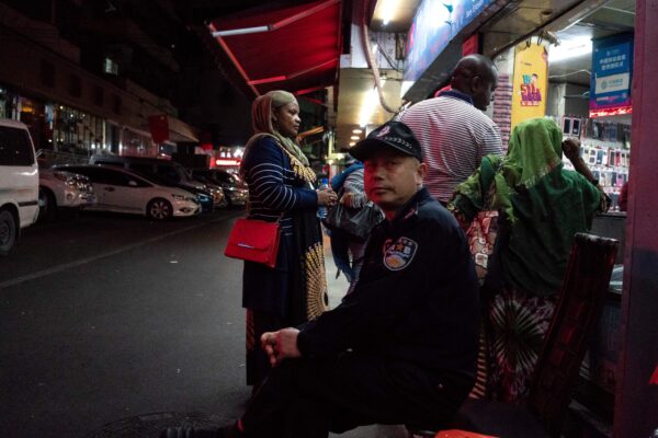 Um segurança chinês na entrada do distrito “Little Africa” em Guangzhou, capital da província de Guangdong, China, em 1º de março de 2018 (FRED DUFOUR / AFP via Getty Images)