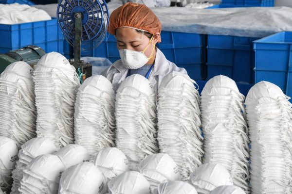 Uma trabalhadora que produz máscaras faciais em uma fábrica na cidade de Handan, província de Hebei, China, em 28 de fevereiro de 2020 (Str / AFP via Getty Images)
