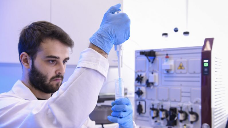 Um estudante de engenharia trabalha para separar proteínas para produção de vacinas em Belo Horizonte, Brasil, em 24 de março de 2020 (Pedro Vilela / Getty Images)