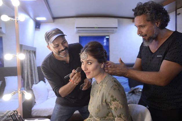 Gabriel Georgiou (à direita) fazendo um penteado para a superstar de Bollywood Kareena Kapoor (Twitter)