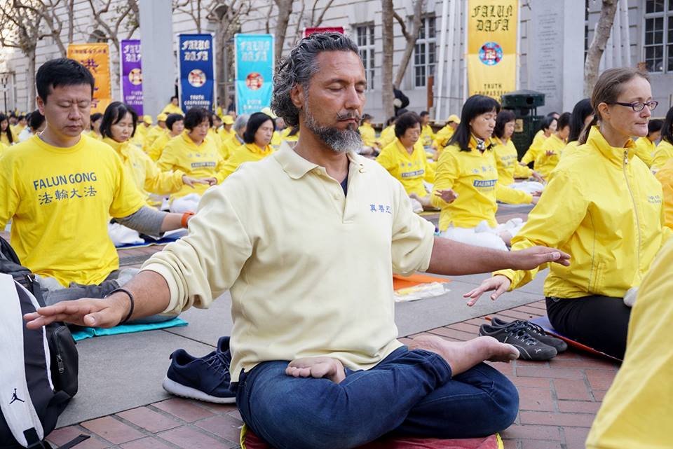 Gabriel praticando o 5º exercício do Falun Dafa (Crédito: Lisa Nappi)