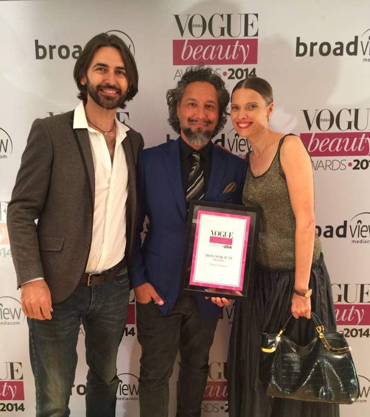 Gabriel Georgiou (ao centro) recebe premiação como Melhor Cabeleireiro, no ano de 2014, pela Vogue Índia (Imagem cortesia de Gabriel Georgiou)