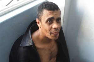 PF confirmou que o homem suspeito de ter esfaqueado o candidato Jair Bolsonaro, Adélio Bispo de Oliveira, de 40 anos, foi detido por populares e seguranças e conduzido por policiais federais para a Delegacia da Polícia Federal em Juiz de Fora.