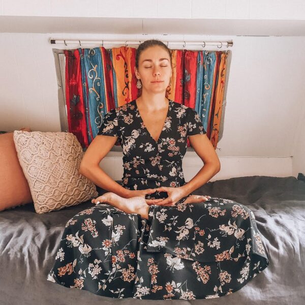 Amy Isabelle Duncan meditando em casa (Cortesia de Amy Isabelle Duncan)