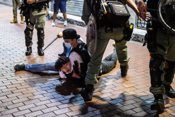 Um manifestante pró-democracia (C) é mantido no chão antes de ser preso pela polícia secreta durante um protesto pedindo a independência da cidade no distrito de Mong Kok, em Hong Kong, em 10 de maio de 2020 (Isaac Lawrence / AFP via Getty Images)