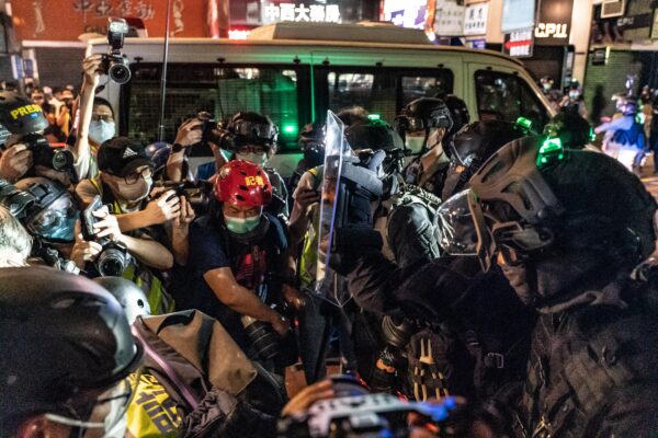 Protestos contra o governo continuam em Hong Kong em meio à pandemia de coronavírus A polícia de choque reteve membros da mídia durante uma manifestação no distrito de Mongkok, em Hong Kong, em 10 de maio de 2020 (Anthony Kwan / Getty Images)