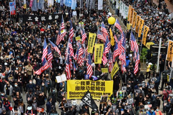 Manifestantes seguram bandeiras dos EUA em uma marcha em Hong Kong em 1º de janeiro de 2020 (Sung Pi-lung / The Epoch Times)
