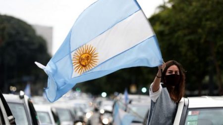 Falta de pneus começa a paralisar produção de automóveis na Argentina